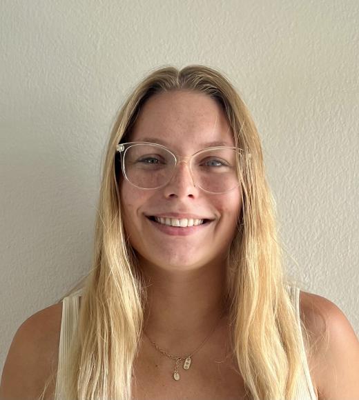 Headshot of Ania Szlembarska